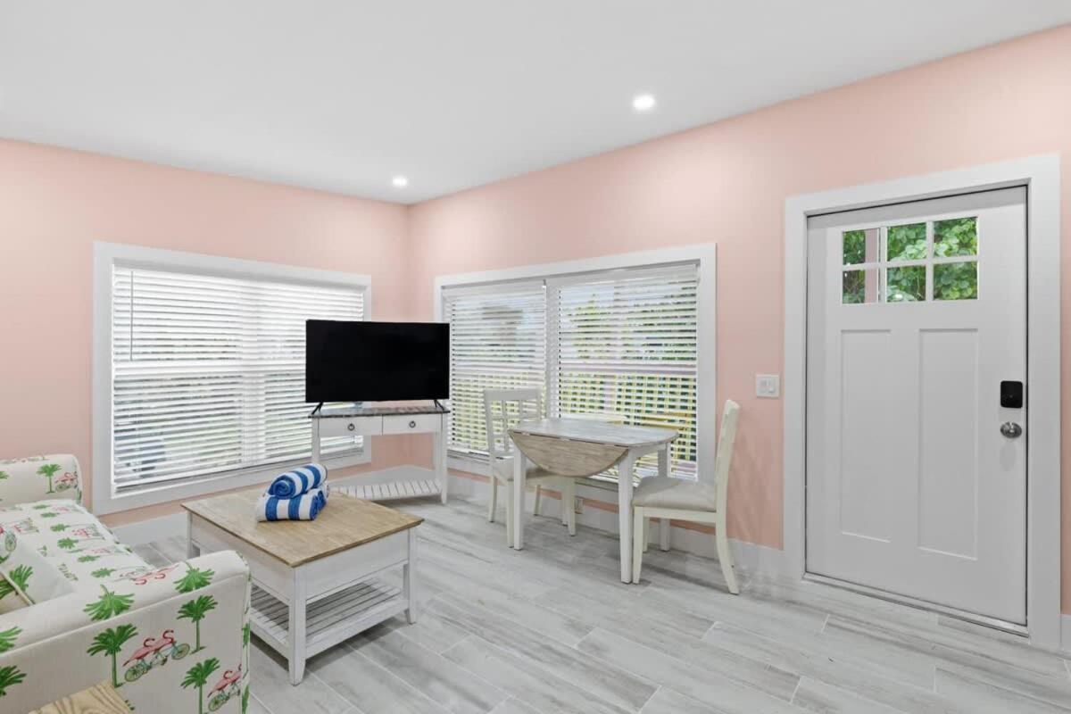 Charming Suite With Balcony And Bikes At Historic Sandpiper Inn Sanibel Exteriér fotografie
