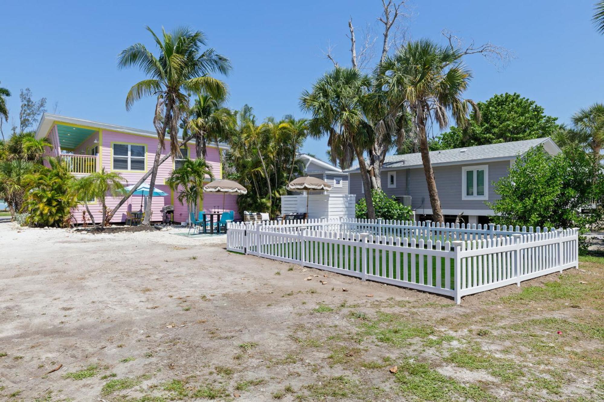 Charming Suite With Balcony And Bikes At Historic Sandpiper Inn Sanibel Exteriér fotografie
